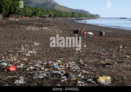 Cestino il littering una spiaggia di Ende sull isola di Flores, Indonesia Foto Stock