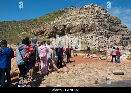 I turisti in piedi in una coda per scattare fotografie presso il Capo di Buona Speranza segno, Western Cape, Sud Africa Foto Stock