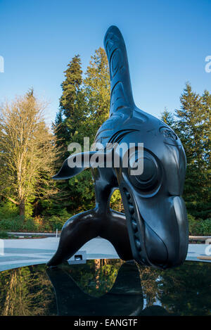 Bill Reid's scultura in bronzo "capo del mondo sottomarino" fuori il Vancouver Aquarium, il Parco Stanley, Vancouver, British Co Foto Stock