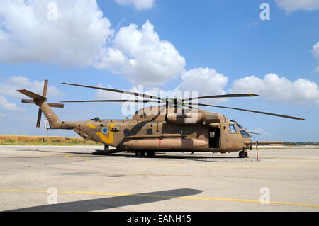 Forza Aerea israeliana CH-53 Yasur 2025 elicottero a Tel Nof Air Base, Israele. Foto Stock