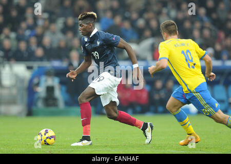 Marseille, Francia. Xviii Nov, 2014. Calcio internazionale amichevole. La Francia contro la Svezia. Paul Pogba (Francia) derive passato Alexander Kacaniklic (camoscio) Credito: Azione Sport Plus/Alamy Live News Foto Stock