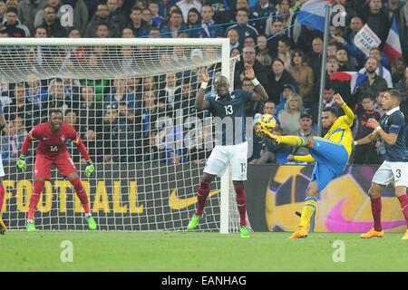 Marseille, Francia. Xviii Nov, 2014. Calcio internazionale amichevole. La Francia contro la Svezia. Eliaquim Mangala (Francia) vedere il colpo da Isacco Kiese Thelin (SWE) andare goalwards Credito: Azione Sport Plus/Alamy Live News Foto Stock