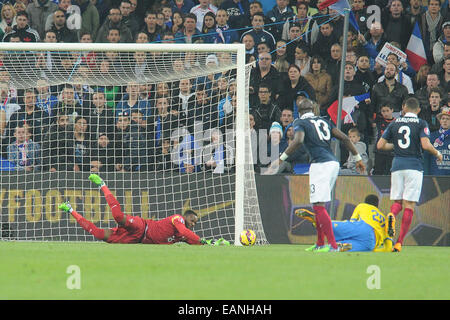 Marseille, Francia. Xviii Nov, 2014. Calcio internazionale amichevole. La Francia contro la Svezia. arret Steve Mandanda (Francia) rende il salvataggio da Isaac Kiese Thelin (camoscio) Credito: Azione Sport Plus/Alamy Live News Foto Stock