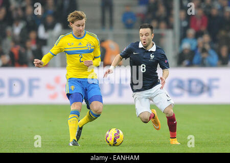 Marseille, Francia. Xviii Nov, 2014. Calcio internazionale amichevole. La Francia contro la Svezia. Mathieu Valbuena (Francia) viene spostato su Off la palla da Emil Krafth (SWE) Credito: Azione Sport Plus/Alamy Live News Foto Stock