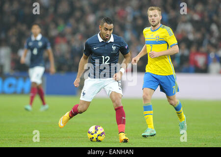 Marseille, Francia. Xviii Nov, 2014. Calcio internazionale amichevole. La Francia contro la Svezia. Dimitri Payet (Francia) passa davanti al Sebastian Larsson (SWE) Credito: Azione Sport Plus/Alamy Live News Foto Stock