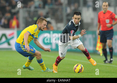 Marseille, Francia. Xviii Nov, 2014. Calcio internazionale amichevole. La Francia contro la Svezia. Mathieu Valbuena (Francia) viene passato Sebastian Larsson (SWE) Credito: Azione Sport Plus/Alamy Live News Foto Stock