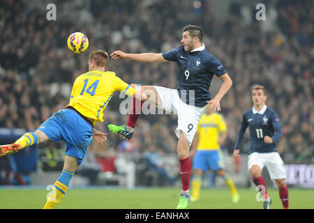 Marseille, Francia. Xviii Nov, 2014. Calcio internazionale amichevole. La Francia contro la Svezia. Andre Pierre Gignac (Francia) battuto per la palla alta da Emil Krafth (SWE) Credito: Azione Sport Plus/Alamy Live News Foto Stock