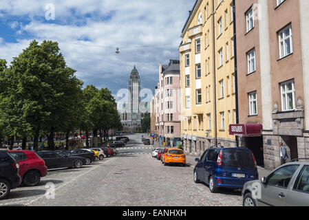 Guardando verso il basso Agricolankatu street verso la Chiesa Kallio in Helsinki Finlandia Foto Stock