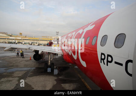 I passeggeri di intraprendere un Air Asia Zest aeromobili all'Aeroporto Internazionale Ninoy Aquino a Manila nelle Filippine Foto Stock