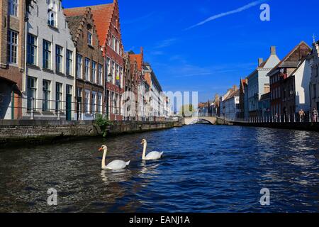 Città vecchia di Bruges Canal scena mostrando ponte attraverso St Annarei canal, Belgio. Canale di Bruges scena città vecchia di Bruges città turistica br Foto Stock