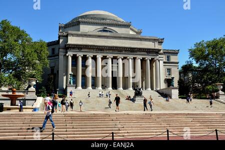 NYC: La grande biblioteca della Columbia University con il famoso Alma Mater statua al centro delle scale Foto Stock