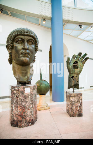 Parti di una statua colossale bronzea di Costantino nell'esedra di Marcus, Palazzo dei Conservatori, Musei Capitolini di Roma Foto Stock