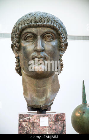 Parti di una statua colossale bronzea di Costantino nell'esedra di Marcus, Palazzo dei Conservatori, Musei Capitolini di Roma Foto Stock