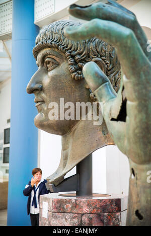 Parti di una statua colossale bronzea di Costantino nell'esedra di Marcus, Palazzo dei Conservatori, Musei Capitolini di Roma Foto Stock