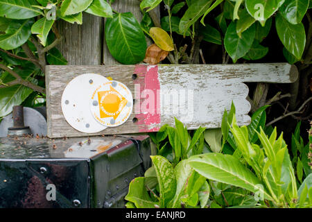 In legno antico sentiero spiovente segno nella forma di una mano che punta a destra Foto Stock