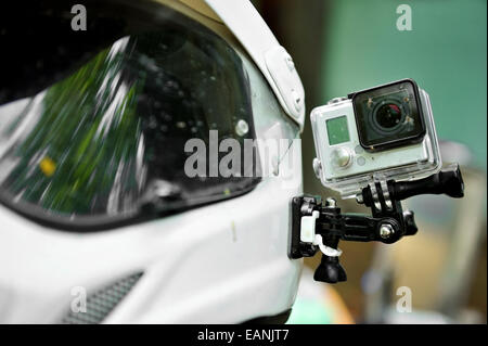 Telecamera di azione con gli insetti morti montato su un motociclo casco Foto Stock