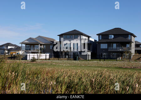 Nuova costruzione di comunità gated lusso costoso case suburbane saskatoon Saskatchewan Canada Foto Stock