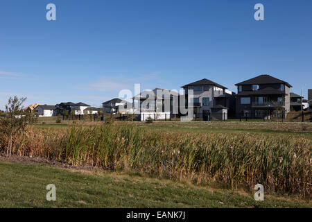 Nuova costruzione di comunità gated lusso costoso case suburbane saskatoon Saskatchewan Canada Foto Stock