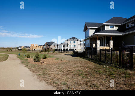 Nuova costruzione di comunità gated lusso costoso case suburbane saskatoon Saskatchewan Canada Foto Stock