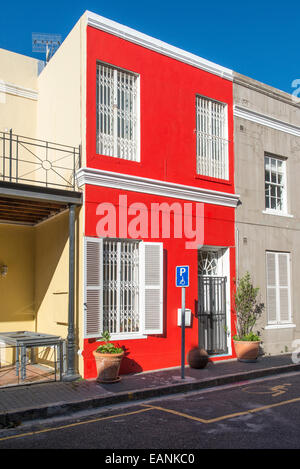 Casa dipinte di rosso in Loader Street, De Waterkant distretto, Cape Town, Western Cape, Sud Africa Foto Stock