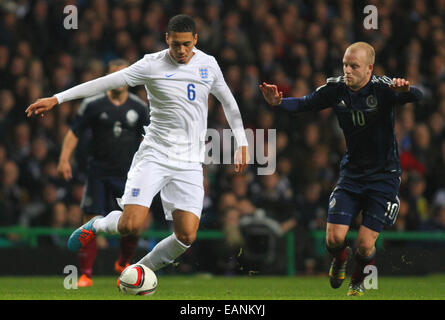 Glasgow, Scozia. Xviii Nov, 2014. Amichevole internazionale. La Scozia contro l'Inghilterra. Chris Smalling e Steven Naismith Credito: Azione Sport Plus/Alamy Live News Foto Stock