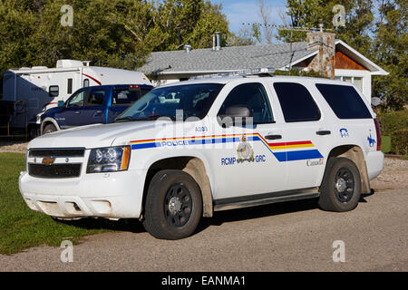 Rcmp pattuglia di polizia auto parcheggiate al di fuori di una piccola casa di città rurali in Saskatchewan in Canada Foto Stock