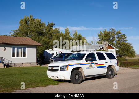 Rcmp pattuglia di polizia auto parcheggiate al di fuori di una piccola casa di città rurali in Saskatchewan in Canada Foto Stock