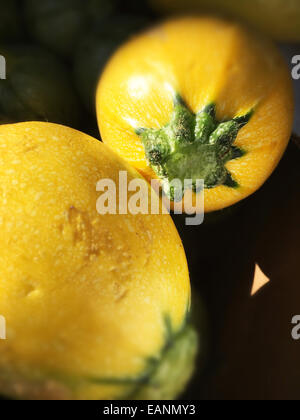 Zucchine giallo sotto il sole al mercato degli agricoltori di stand Foto Stock