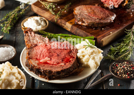 In casa erba alimentato Prime Rib Roast con erbe e spezie Foto Stock