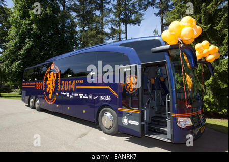 Pullman Louis van Gaal partecipa a una sessione di formazione con il Dutch National Soccer team presso il Golden Tulip Victoria Hotel. Van Gaal è stato ribaltato per assumere il ruolo di manager in corrispondenza con il Manchester United dopo la Coppa del Mondo 2014 quest'estate. Dotato di: NUOVO BUS Foto Stock