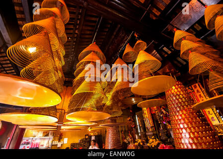 Gli oggetti appesi al soffitto in Il Tempio A-Ma a Macao, Cina. Foto Stock