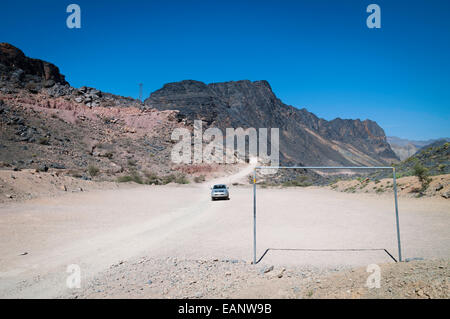 Locale villaggio Omani al campo di calcio costruito attraverso una strada - la sola posizione piatta. Foto Stock