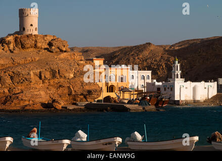 Barche sulla spiaggia a Sur, Oman Foto Stock