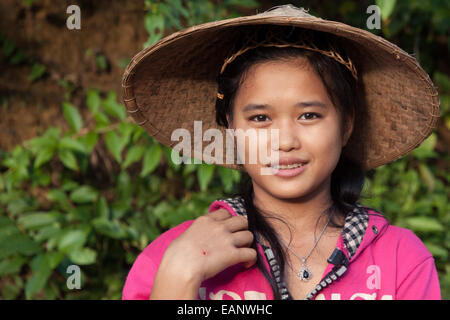 Una ragazza Lao indossando un cappello conico Foto Stock