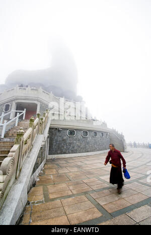 Monaco nella nebbia di fronte alla grande Buddah situato in corrispondenza di Ngong Ping, Lantau Island, a Hong Kong. Foto Stock