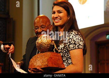 L'Aia, Paesi Bassi. Xviii Nov, 2014. Neha Gupta accetta il decimo internazionale dei bambini premio per la Pace a l'Aia, Paesi Bassi, nov. 18, 2014. Quest'anno internazionale dei bambini per la pace premio è stato assegnato a 18-anno-vecchia ragazza americana, Neha Gupta martedì all'Aia. Gupta, un americano di discesa indiano, ha contribuito a 25.000 bambini vulnerabili attraverso la sua propria fondazione responsabilizzare gli orfani. Quello che era iniziato come un locale campagna di raccolta fondi, è cresciuto in una organizzazione che ha raccolto oltre 1,3 milioni di dollari. © Sylvia Lederer/Xinhua/Alamy Live News Foto Stock