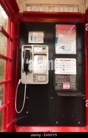 Stile tradizionale rosso inutilizzato nella casella Telefono che illustra la modifica delle culture di comunicazione ridondanti e di vecchia tecnologia Foto Stock