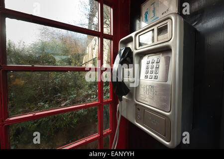 Stile tradizionale rosso inutilizzato nella casella Telefono che illustra la modifica delle culture di comunicazione ridondanti e di vecchia tecnologia Foto Stock