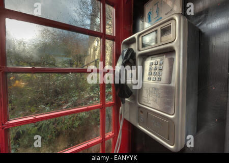 Stile tradizionale rosso inutilizzato nella casella Telefono che illustra la modifica delle culture di comunicazione ridondanti e di vecchia tecnologia Foto Stock