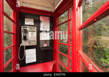 Stile tradizionale rosso inutilizzato nella casella Telefono che illustra la modifica delle culture di comunicazione ridondanti e di vecchia tecnologia Foto Stock