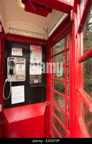 Stile tradizionale rosso inutilizzato nella casella Telefono che illustra la modifica delle culture di comunicazione ridondanti e di vecchia tecnologia Foto Stock