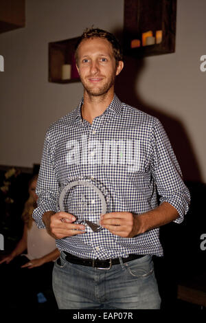 Costa Mesa, CA. Xviii Nov, 2014. Costa Mesa, CA - Novembre 18th, 2014 -Theo Brunner riceve il premio per la miglior bloccante nel 2014 all'AVP (Associazione dei professionisti di pallavolo) 2014 banchetto di premiazione tenutasi a livello sociale in Costa Mesa, CA. Foto di Wally nellâ/DIG rivista/ZUMA Premere Credito: Wally nellâ/ZUMA filo/Alamy Live News Foto Stock