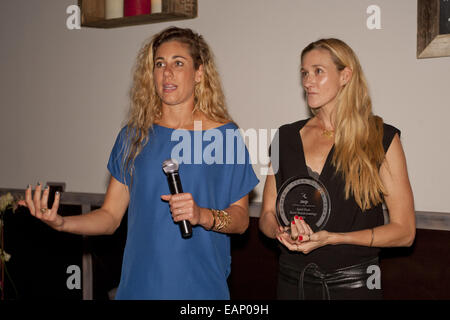 Costa Mesa, CA. Xviii Nov, 2014. Costa Mesa, CA - Novembre 18th, 2014 - erri Walsh Jennings e Aprile Ross riceve il premio per la squadra di anno in 2014 all'AVP (Associazione dei professionisti di pallavolo) 2014 banchetto di premiazione tenutasi a livello sociale in Costa Mesa, CA. Foto di Wally nellâ/DIG rivista/ZUMA Premere Credito: Wally nellâ/ZUMA filo/Alamy Live News Foto Stock