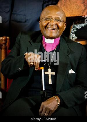 L'Aia, Paesi Bassi. Xviii Nov, 2014. Sud Africana dei diritti sociali Desmond Tutu assiste alla cerimonia di premiazione dell'International Children?s premio per la pace in de Ridderzaal a L'Aia, Paesi Bassi, 18 novembre 2014. Foto: Patrick van Katwijk/PAESI BASSI E LA FRANCIA - nessun filo SERVICE -/dpa/Alamy Live News Foto Stock