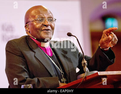 L'Aia, Paesi Bassi. Xviii Nov, 2014. Sud Africana dei diritti sociali Desmond Tutu assiste il decimo internazionale dei bambini la pace award nella Sala dei Cavalieri a L'Aia, Paesi Bassi, 18 novembre 2014. Foto: Katwijk/Nieboer/- nessun filo SERVICE - © dpa/Alamy Live News Foto Stock