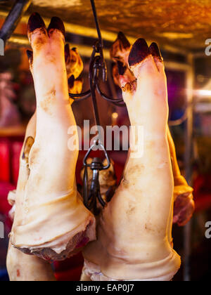 Bangkok, Bangkok, Thailandia. Xix Nov, 2014. Suini " piedi in vendita in Khlong Toei Mercato in Bangkok. Tra luglio e settembre l'economia ampliato 0,6 percento rispetto all'anno precedente, la nazionale di sviluppo economico e sociale Pensione (NESDB) segnalati. Thailandia dell'economia raggiunto un debole 0,2 per cento la crescita nei primi nove mesi dell'anno. Il NESDB detto l'economia thailandese dovrebbe crescere del 1 per cento nel 2014. Le autorità dicono la lenta crescita è perché i turisti non hanno restituito alla Thailandia a seguito del colpo di Stato nel maggio 2014, e che ha ridotto la domanda di componente del computer Foto Stock