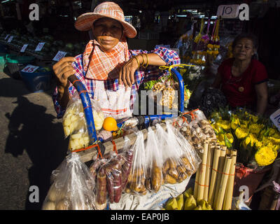 Bangkok, Bangkok, Thailandia. Xix Nov, 2014. Un venditore in Khlong Toei Mercato in Bangkok. Tra luglio e settembre l'economia ampliato 0,6 percento rispetto all'anno precedente, la nazionale di sviluppo economico e sociale Pensione (NESDB) segnalati. Thailandia dell'economia raggiunto un debole 0,2 per cento la crescita nei primi nove mesi dell'anno. Il NESDB detto l'economia thailandese dovrebbe crescere del 1 per cento nel 2014. Le autorità dicono la lenta crescita è perché i turisti non hanno restituito alla Thailandia a seguito del colpo di Stato nel maggio 2014, e che ha ridotto la domanda di componenti di computer, specifiche Foto Stock