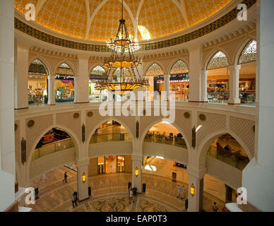 Sontuosi interni di Dubai Mall, immensa area dello shopping e le attrazioni turistiche nel settore moderno della città di EMIRATI ARABI UNITI Foto Stock