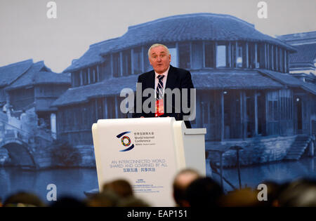 Wuzhen, cinese della Provincia di Zhejiang. Xix Nov, 2014. Ex primo ministro irlandese Bertie Ahern parla alla cerimonia di apertura del mondo 2014 Conferenza Internet in Wuzhen, est della Cina di Provincia dello Zhejiang, nov. 19, 2014. I rappresentanti di quasi un centinaio di paesi e regioni hanno preso parte all evento dei tre giorni che è iniziata mercoledì in Wuzhen. © Han Chuanhao/Xinhua/Alamy Live News Foto Stock