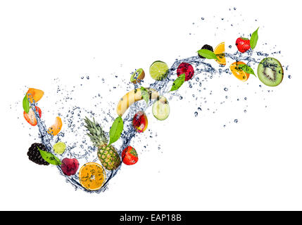 Mix di frutta in acqua splash, isolati su sfondo bianco Foto Stock